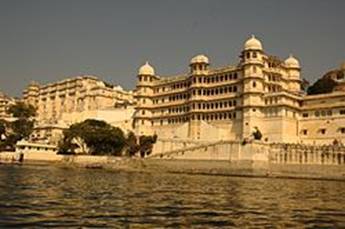 http://upload.wikimedia.org/wikipedia/commons/thumb/f/f6/Udaipur-2.jpg/250px-Udaipur-2.jpg